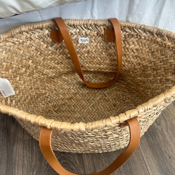 Large Abercrombie and Fitch beach tote - Picture 3 of 3